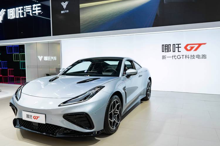 深圳212哪吒汽车在智能汽车领域的表现，领途汽车在新能源汽车市场中的影响力